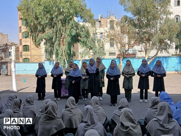 جشن همدلی در دبیرستان پونه رونقی منطقه ۱۵