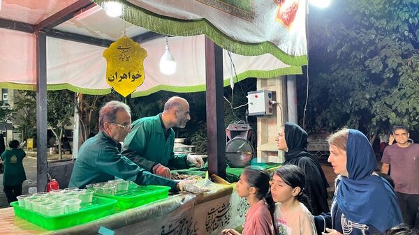نوجوانان تهرانی هم‌نوا با اسرای کربلا به سوگ امام حسین (ع) نشستند