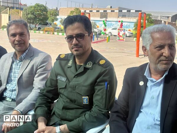 نخستین قدم‌های کلاس‌اولی‌ها در جشن شکوفه‌های دبستان شاهد آقا مصطفی خمینی