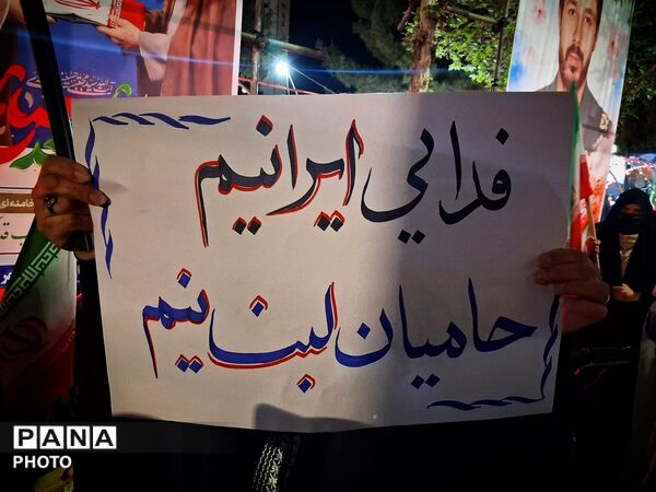 حضور پررنگ مردم در اجتماعات با تصاویر رهبری