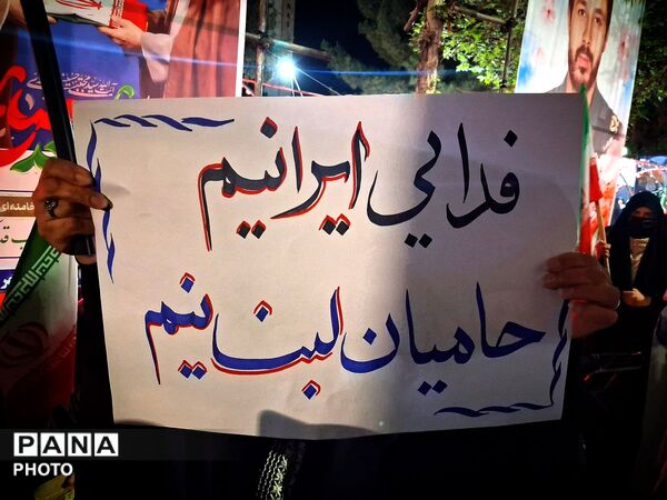 حضور پررنگ مردم در اجتماعات با تصاویر رهبری