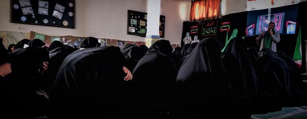 استقبال دانش‌آموزان دبیرستان شهید برقعی 2 قم از یک لاله فاطمی