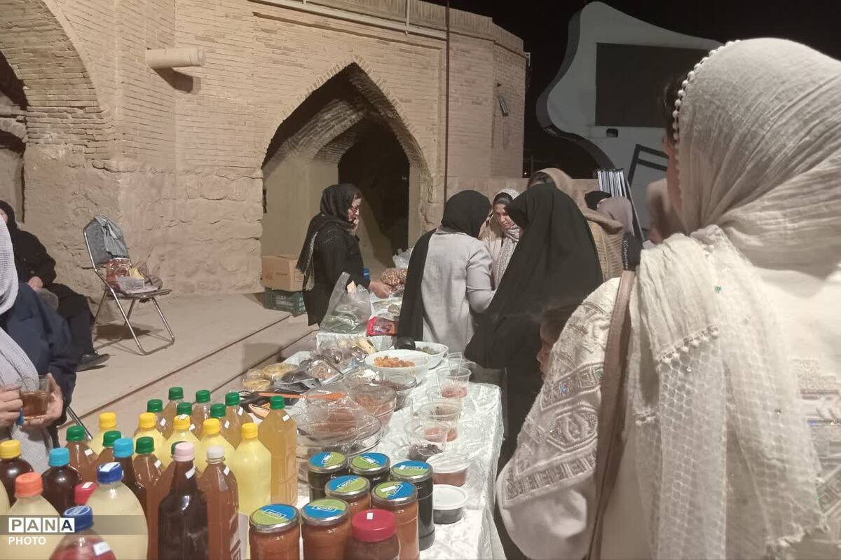 نمایش آثار هنری و مشاغل خانگی در کاروانسرای زکی‌خانی زرقان