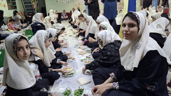 مراسم افطاری در دبستان دخترانه شهید باهنر با حضور دانش‌آموزان و اولیاء