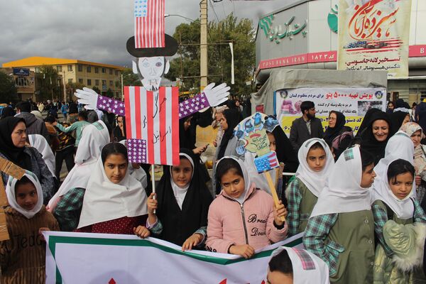 دانش‌آموزان شهر گرماب در راهپیمایی 13 آبان