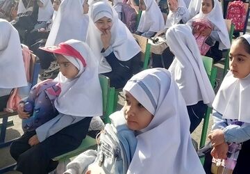 درجشن شکوفه‌ها لبخند مهر بر لبان کلاس اولی‌ها