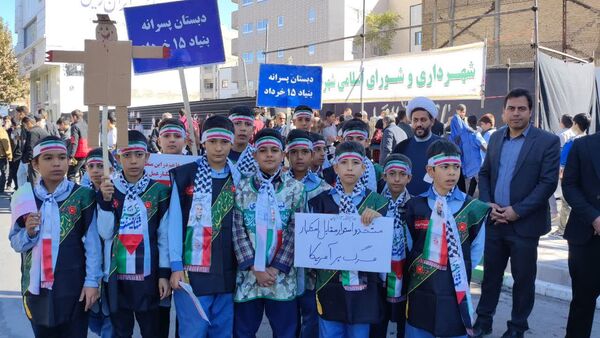 حضور پرشور نوجوانان و خانواده‌ها در سیزده آبان تجدید پیمان با انقلاب
