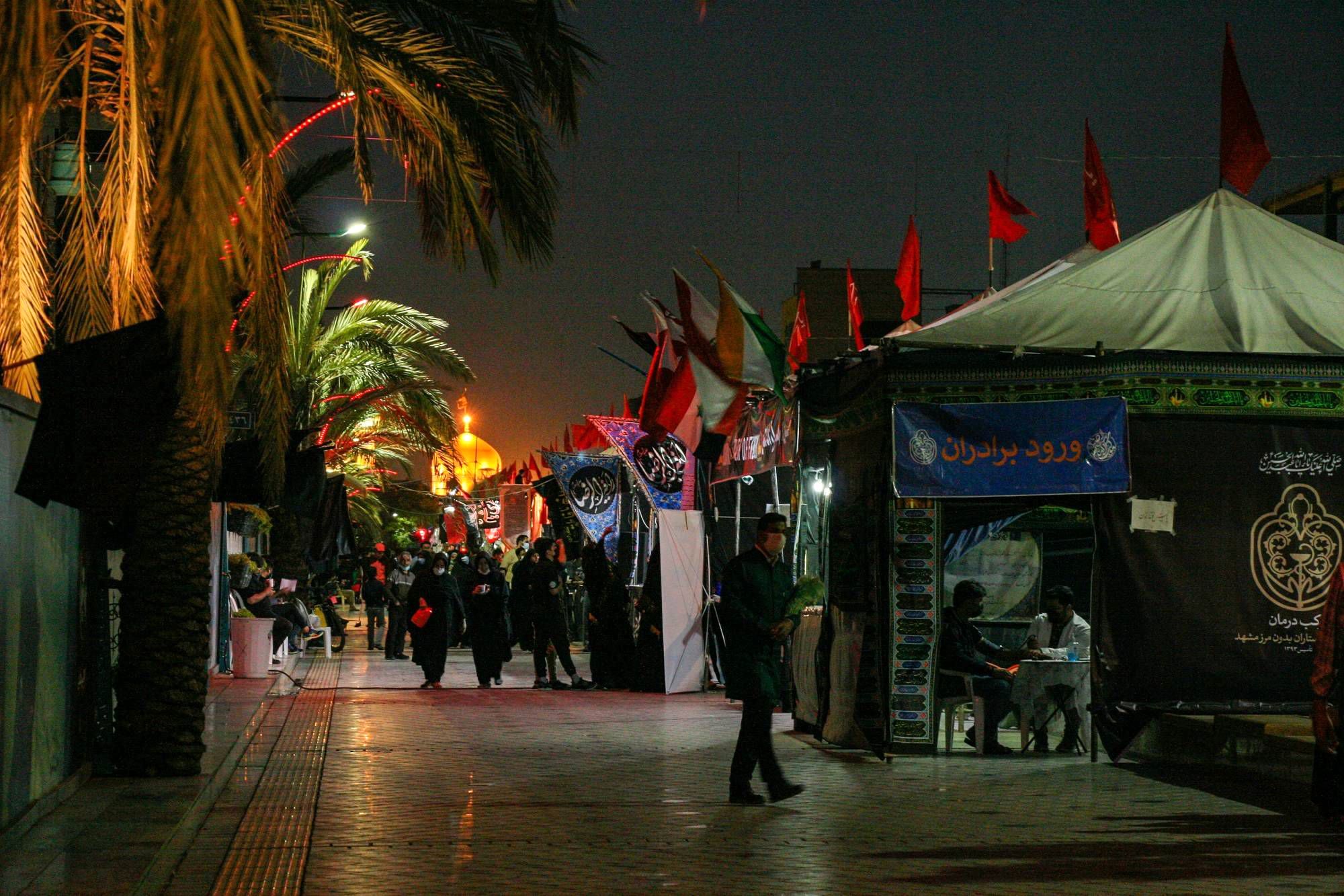 پذیرایی سه وعده غذای گرم از زائران در خیابان های منتهی به حرم