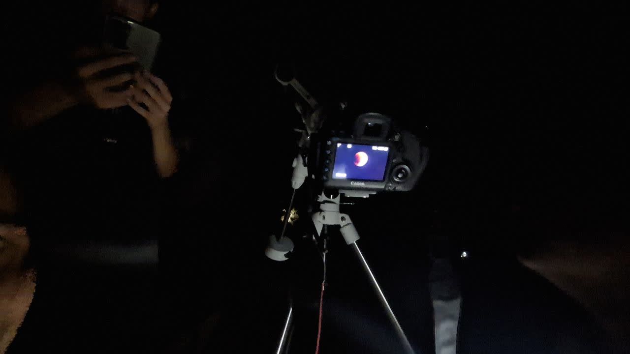 ماه در نقاب سایه زمین 