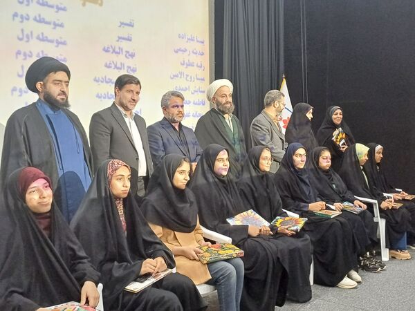 جشن ستارگان دانش‌آموزی در تالار شهرداری دولت‌آباد شهرستان برخوار 