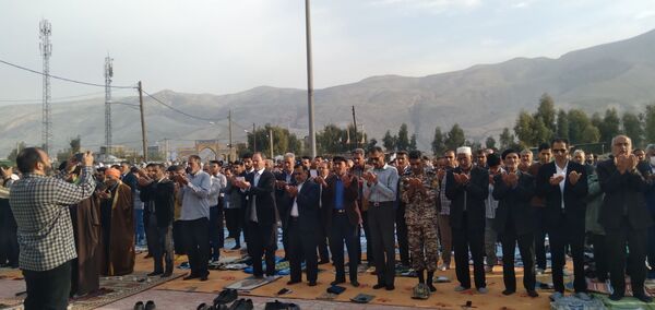 نماز عید بندگی، در جوار امامزاده سید صلاح الدین محمد اقامه شد