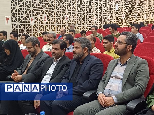 جشن ستارگان دانش‌آموزی در تالار شهرداری دولت‌آباد شهرستان برخوار 