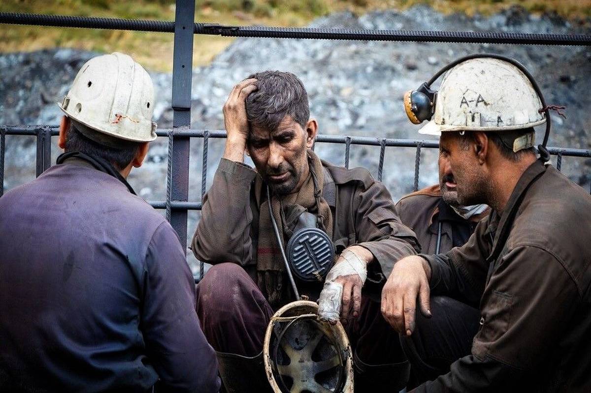 دستان پینه‌بسته‌، گویای رنج و مشقتی است که در طول زندگی بر ما کارگران تحمیل شده است