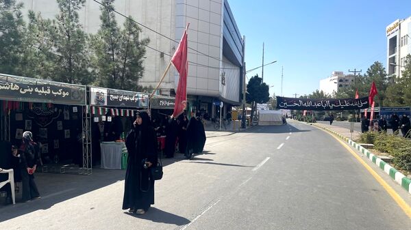بازآفرینی مسیر عشق؛ جاماندگان اربعین در شبیه‌سازی مواکب نجف تا کربلا گردهم آمدند‌.
