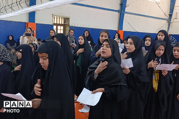 بازدید مدیرکل آموزش و پرورش خراسان شمالی از تمرین سرود «رهبر شهیدم» دانش‌آموزان بجنوردی