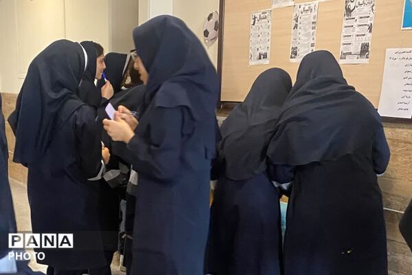 شور و نشاط نهمی‌ها در انتخابات انجمن ورزشی دبیرستان بانو خاکره