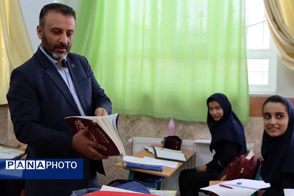 بازدید مدیر آموزش و پرورش شهرستان اسلامشهر از اردوی مطالعاتی دبیرستان دوره دوم فرزانگان اسلامشهر