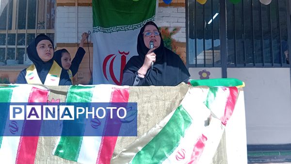 جشن‌ روز‌ دانش‌ آموز‌ در‌ دبیرستان‌ عطیه