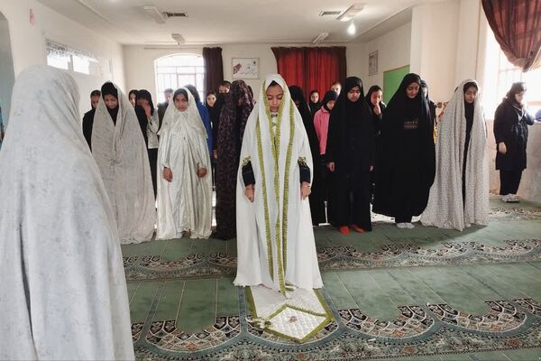  نماز جماعت آموزشگاه آیت الله طالقانی در ماه مبارک رمضان 
