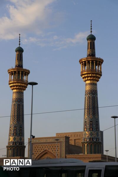 حرم مطهر رضوی در شب میلاد پیامبر رحمت (ص) غرق در نور و شادی شد