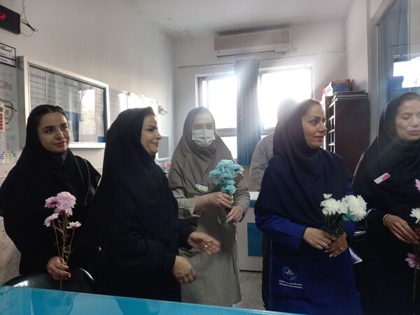 قدردانی پیشتازان دبیرستان باقریه از فرشتگان سفیدپوش در بیمارستان موسی بن جعفر(ع)