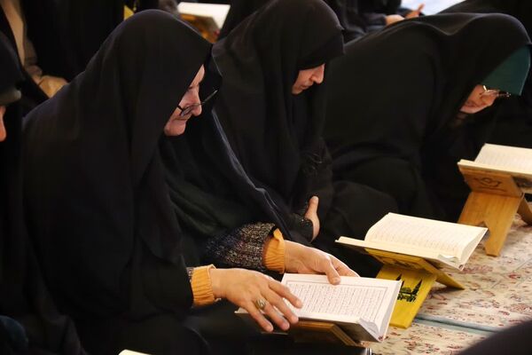 محفل انس با قرآن بانوان به‌مناسبت دهه فجر در امامزاده عباس بن موسی (ع)