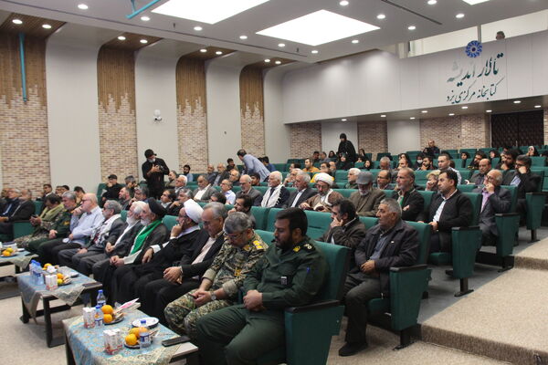 آیین رونمایی کتاب سبیل صورتی در یزد
