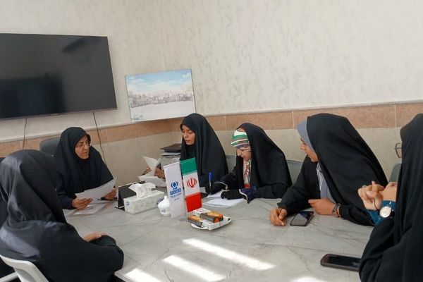 دانش آموزان با شرکت در راهپیمایی ۱۳ آبان روحیه انقلابی خود را به نمایش می گذارند