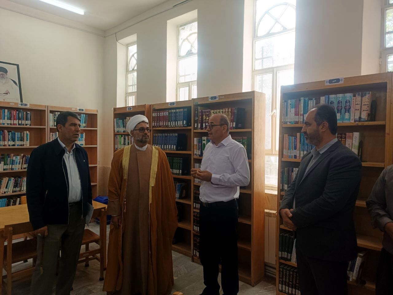 بازدید مسئولان از کتابخانه عمومی شهید دکتر مجید شهریاری دهگلان و تأکید بر لزوم توسعه زیرساخت‌ها