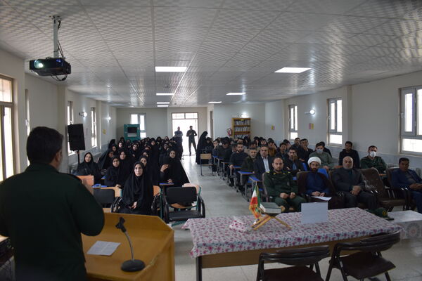 نشست بصیرتی فرهنگیان منطقه نوخندان با سخنرانی فرمانده سپاه درگز 