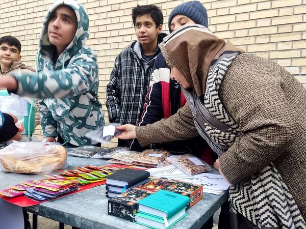برپایی بازارچه دانش‌آموزی به‌مناسبت عید مبعث 