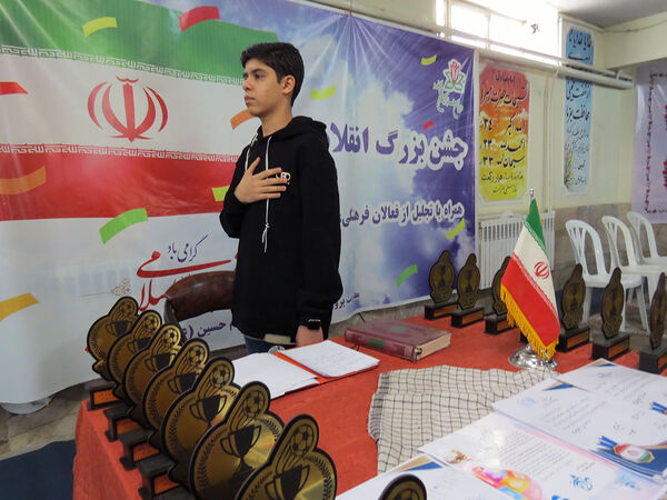 جشن انقلاب و کلنگ زنی زمین چمن دبیرستان شاهد امام حسین (ع)