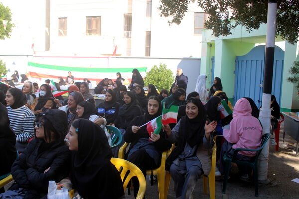 جشن دهه فجر انقلاب اسلامی در دبیرستان رضوان شهرستان بوشهر