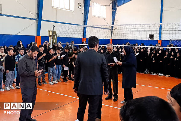 بازدید مدیرکل آموزش و پرورش خراسان شمالی از تمرین سرود «رهبر شهیدم» دانش‌آموزان بجنوردی