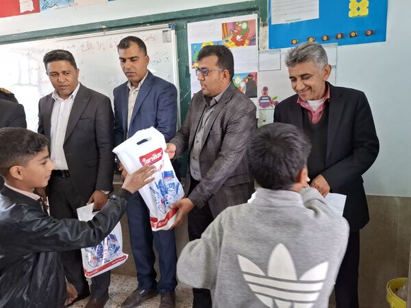 اهدای بیش از ۷۰ بسته لوازم التحریر ایرانی به دانش آموزان 