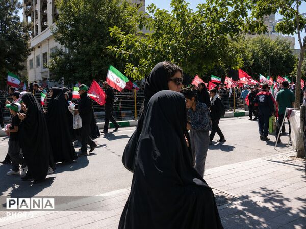 مشهد میزبان آیین باشکوه تشییع شهید آیت الله العظمی سید علی خامنه ای و خانواده 