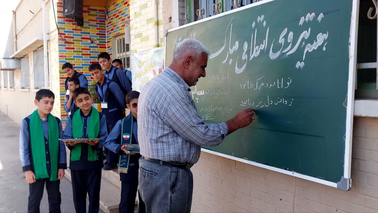 ویژه‌برنامه هفته نیروی انتظامی در دبستان شرف‌الدین علی 