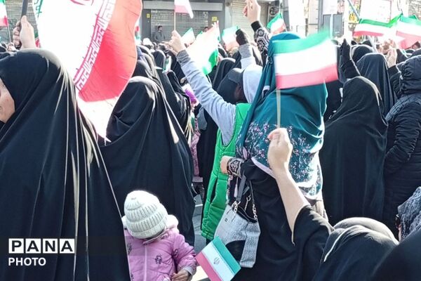 حضور مردم شهرستان رباط‌کریم برای بیعت با سومین رهبر انقلاب