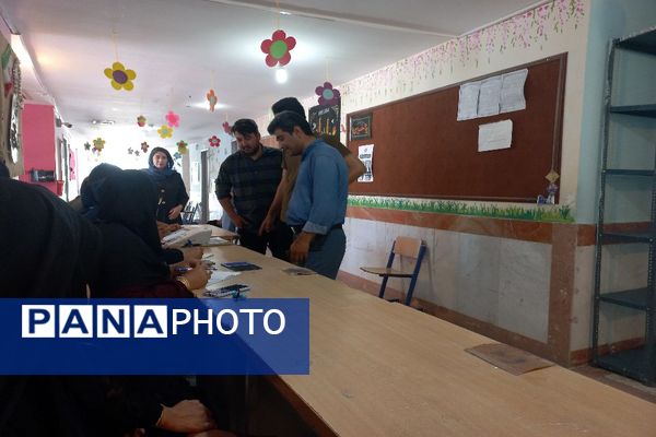 مشارکت حداکثری مردم شهیدپرور شهر تیتکانلو بخش خبوشان پای صندوق‌های رأی 