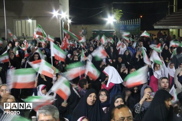 لاله‌های آسمانی در دبستان دخترانه حسین فاطمه یزد شکوفا شدند