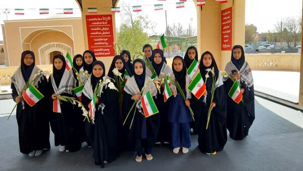 ادای احترام دانش‌آموزان میبدی به شهدای جنگ تحمیلی 