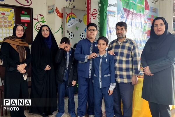 نمایشگاه دست سازه‌های دانش آموزی در دبستان پانزده خرداد ناحیه دو شهرری 