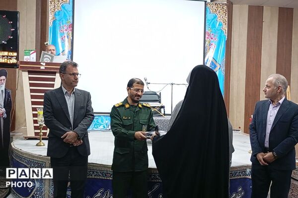 تقدیر از منتخبین مسابقات قرآن، عترت و نماز شهرستان شهریار 