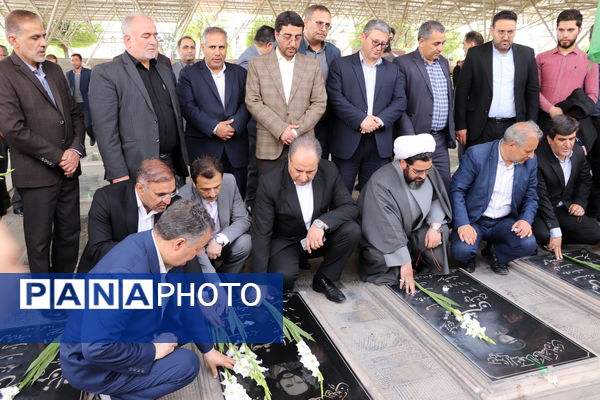 گرامیداشت مقام معلم با غبارروبی و عطرافشانی مزار شهدای فرهنگی