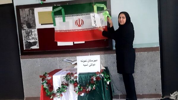 آذین‌بندی دهه فجر و نواخته شدن زنگ انقلاب در دبیرستان حضرت آسیه(س) حاجی‌آباد