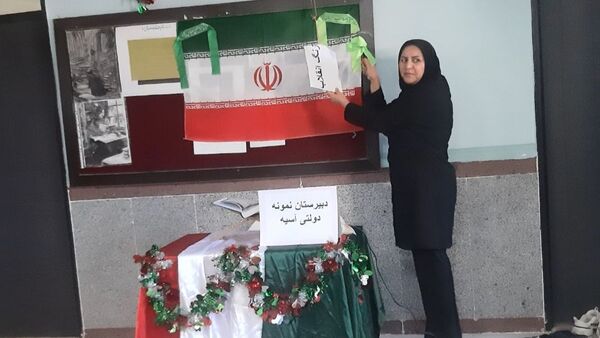 آذین‌بندی دهه فجر و نواخته شدن زنگ انقلاب در دبیرستان حضرت آسیه(س) حاجی‌آباد