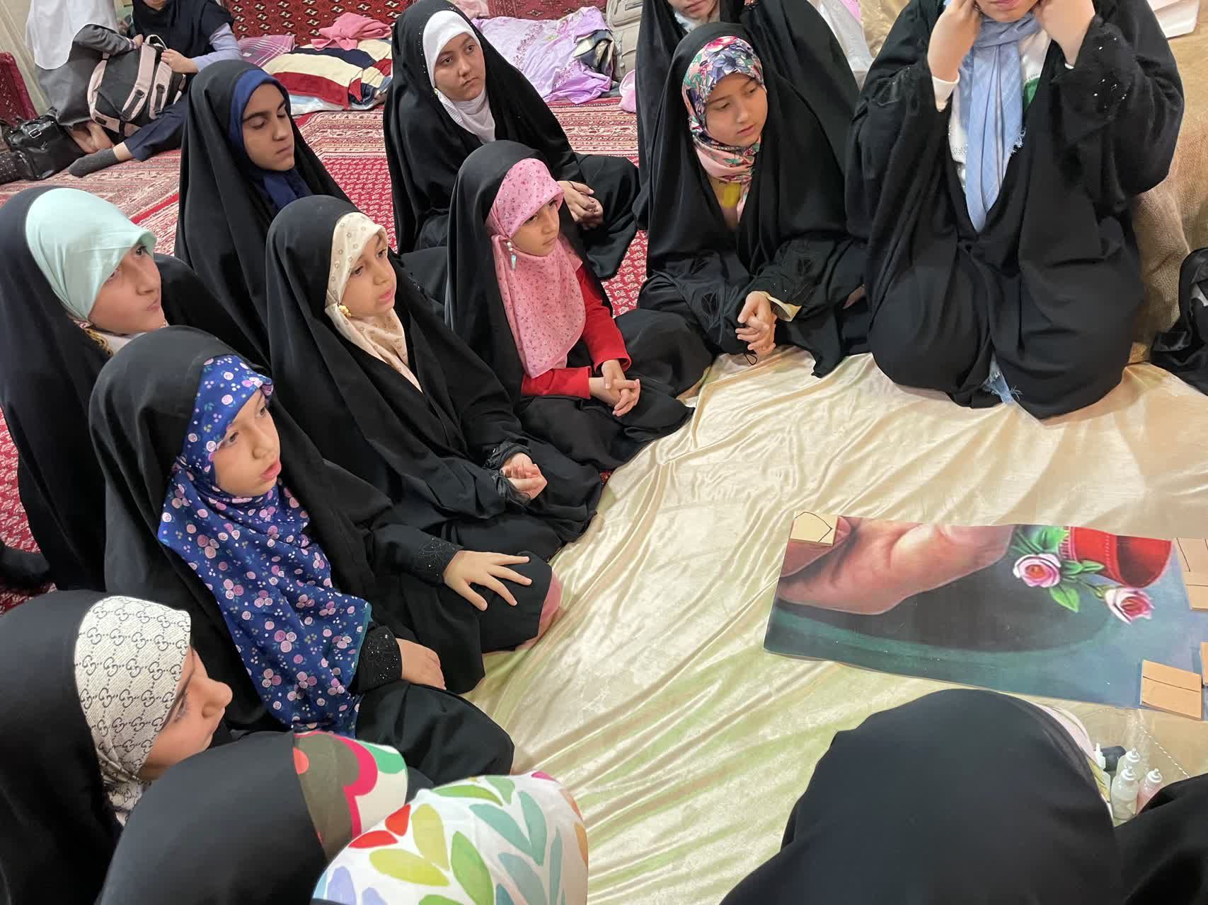 هنر میناکاری روی سفال؛ تجربه‌ای متفاوت در اعتکاف امسال