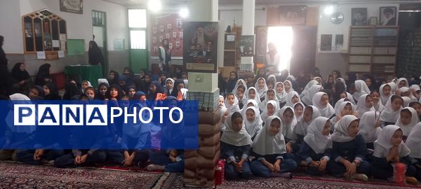 شرکت دانش‌آموزان دبستان حضرت فاطمه(س) در مراسم سالگرد شهدای خدمت