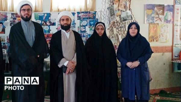 برپایی نمایشگاه انقلاب اسلامی توسط دانش‌آموزان دبیرستان نرگس