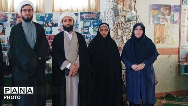 برپایی نمایشگاه انقلاب اسلامی توسط دانش‌آموزان دبیرستان نرگس